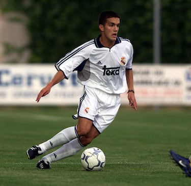 En 1998 fichó por el Real Madrid, donde estuvo jugando con los filiales de Segunda División B y Tercera División. La temporada 2002-03 jugó cedido en el Rayo Vallecano.