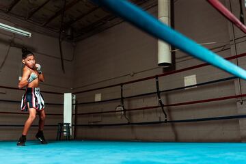 Ryan Martinez es un luchador amateur de tan solo diez a?os que busca obtener su segundo cintur¨®n en la categor¨ªa de peso de 65 libras en una pr¨®xima pelea. Las fotograf¨ªas son un posado para ¡°Chapito's Boxing Gym.
