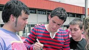 <b>CON LOS AFICIONADOS.  </b>Ustaritz firma autógrafos en balones y camisetas a la salida de Lezama.