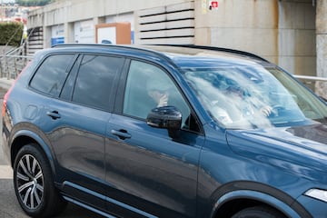 El Rey Juan Carlos a su llegada en coche para embarcar en el  'El Bribn' en el Real Club Nutico de Sanxenxo.