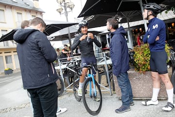 Sergio Samitier, preparándose con ropa de abriga e instalando una cámara GoPro en su casco con José Miguel Buera, de ASTV, antes de arrancar la ascensión al Tourmalet, casi 20 km de subida que forman parte de la historia del ciclismo.