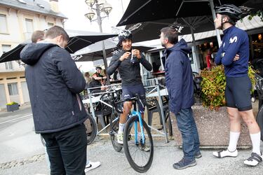 Sergio Samitier, preparándose con ropa de abriga e instalando una cámara GoPro en su casco con José Miguel Buera, de ASTV, antes de arrancar la ascensión al Tourmalet, casi 20 km de subida que forman parte de la historia del ciclismo.