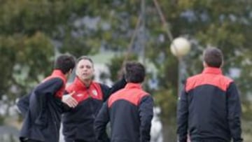 <b>A CENTRARSE. </b>El técnico mimó a sus titulares en la sesión de ayer, y los concienció de que ya viene el Alcorcón.