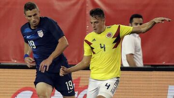 Arias, perseguido por Sweat, durante el Estados Unidos-Colombia de anoche.