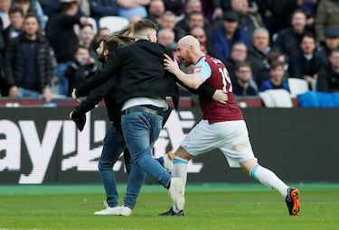 Tras la derrota de 0-3 ante el Burnley, seguidores de los Hammers ingresaron al campo para recriminar a sus jugadores.