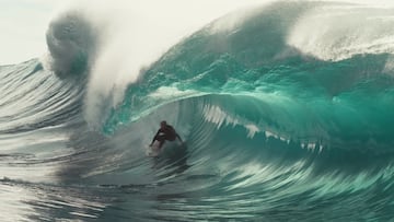Russell Bierke en una ola gigante a punto de cerrarle