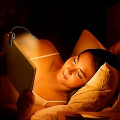 La luz de lectura con pinza para leer en la cama sin dañar tus ojos