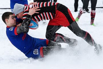 Jugadores de rugby aficionados participan en un torneo de rugby sobre la nieve en el suburbio de Zelenograd de Moscú. El evento deportivo anual reúne a 28 equipos masculinos y 12 femeninos.