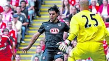 <b>EXHIBICIÓN. </b>Agüero se planta ante Reina tras ganarle en velocidad a San José. El meta del Liverpool desbarató esta acción en el minuto 27.