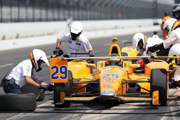 El español Fernando Alonso participa en la última sesión de entrenamientos de las 500 Millas de Indianápolis