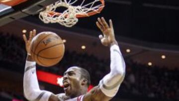 Dwight Howard machaca el aro.