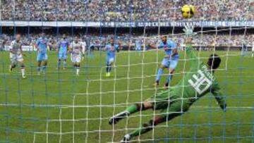 BIGOLEADOR. Higuaín marcó dos goles de penalti en San Paolo.