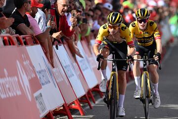 Los corredores del equipo Jumbo, Primoz Roglic y Jonas Vingegaard llegando a la línea de meta. 