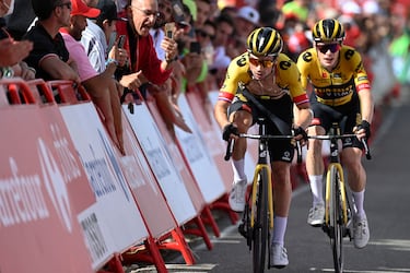 Los corredores del equipo Jumbo, Primoz Roglic y Jonas Vingegaard llegando a la línea de meta. 