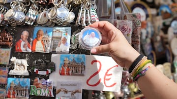 Forget a wallet or a new umbrella, here’s the new souvenir trend for tourists on holiday.21 ABRIL 2025
Stefano Spaziani / Europa Press
21/04/2025