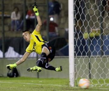 Castellón poco pudo hacer para evitar el gol de penal de Aquino. 