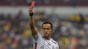 Jorge Isaac Rojas mostrando la tarjeta roja en el duelo entre América y Santos.