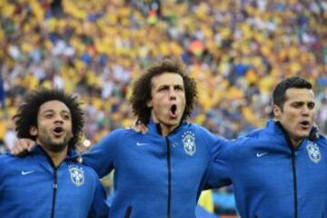 Marcelo, David Luiz y Julio Cesar cantando el himno de Brasil.