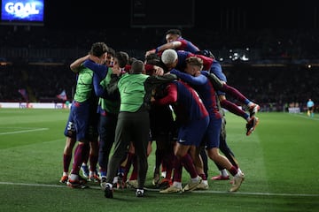 Los jugadores del conjunto azulgrana celebran con el delantero polaco el tercer tanto.