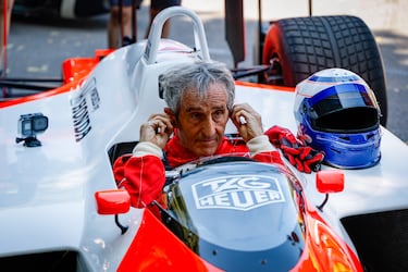 Alain Prost se prepara para conducir durante el Festival de la Velocidad de Goodwood.