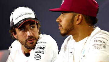 Fernando Alonso y Lewis Hamilton durante una rueda de prensa de la FIA.