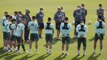 Pellegrini, junto a sus jugadores.
