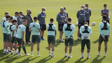 Pellegrini, junto a sus jugadores. 