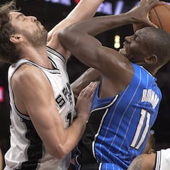 Ibaka supera a Pau Gasol y los Spurs se enredan en casa (4-4)