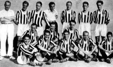 Formación de la Juventus en 1932. las posiciones comienzan a tomar forma pero no será hasta la mitad del s.XX cuando empiecen a estandarizarse