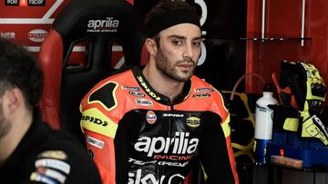 Andrea Iannone en el garaje de Aprilia. 