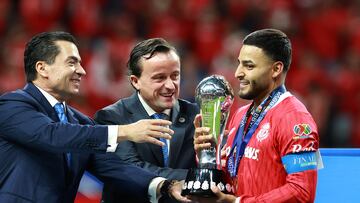 MEX3160. TOLUCA (MÉXICO), 25/05/2025.- El presidente de la Liga MX, Mikel Arriola (c) entrega el trofeo de campeón a Alexis Vega de Toluca este domingo, tras obtener el campeonato en un partido de la final del Torneo Clausura 2025 de la Liga MX entre Toluca y América, en el estadio Nemesio Díez en Toluca (México). EFE/ Alex Cruz