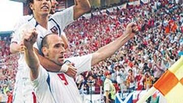 <b>¡MENUDA PAREJA!</b>Koller es el gigante del equipo checo, el abrelatas para el goleador Baros.