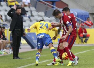 El centrocampista de la UD Las Palmas Tana Domínguez pelea un balón con el centrocampista del Atlético de Madrid Gabi Fernández