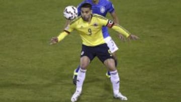 Falcao García controla el balón enfrente de Miranda, en el partido entre Colombia y Brasil.