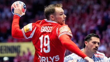 Mathias Gidsel arma el brazo para disparar en el Campeonato Europeo de Balonmano.
