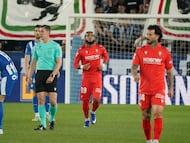 VITORIA, 05/04/2026.- El defensa francés de Osasuna, Valentin Rosier, tras conseguir el primer gol del equipo navarro durante el encuentro correspondiente a la jornada 30 de la Liga EA Sports que disputan este domingo Alavés y Osasuna en el estadio de Mendizorroza, en Vitoria. EFE / L. Rico