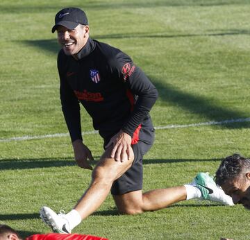 Bromas y buen ambiente en el entrenamiento del Atleti