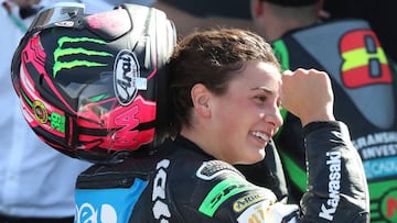 TER40. ALCA&Ntilde;IZ (ARAG&Oacute;N), 29/08/20.- La piloto espa&ntilde;ola Ana Carrasco (Kawasaki) celebra tras quedar segunda en la carrera de Supersport300 celebrada hoy s&aacute;bado en el circuito turolense de Motorland Alca&ntilde;iz, donde este fin de semana se disputan dos carreras del Campeonato del Mundo de Superbikes. El neerland&eacute;s Buis domin&oacute; a placer y gan&oacute; claramente destacado la primera carrera del Campeonato del Mundo FIM Supersport 300 en el circuito de Motorland en Alca&ntilde;iz (Teruel), en la que la lucha por la segunda posici&oacute;n fue para la espa&ntilde;ola Ana Carrasco que le depar&oacute;, adem&aacute;s, el premio de ponerse al frente del certamen. EFE/Javier Cebollada