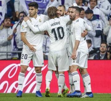 Los jugadores del Real Madrid celebran el 1-0 de Benzema al Rayo.