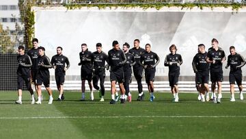 Bale trabaja sobre el césped; James sigue al margen