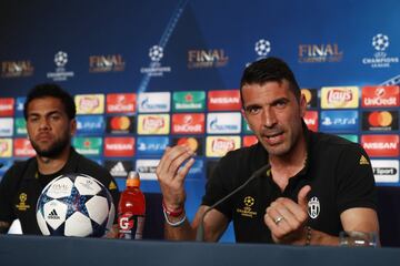 Gianluigi Buffon y Dani Alves.