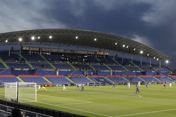 Mariano Díaz y David Soria en la jugada que el VAR anuló el gol al delantero del Real Madrid por fuera de juego.