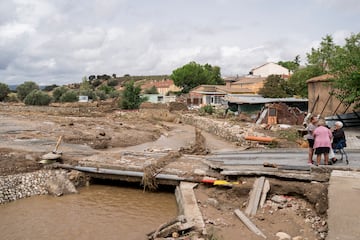 Varias personas junto a un puente afectado por las inundaciones causadas por la DANA en Villamantilla, Madrid. La zona más afectada por la DANA que ha descargado este fin de semana en la Comunidad de Madrid es el suroeste de la región, en localidades como Aldea del Fresno, Villamanta, Villamantilla, Villanueva de Perales, El Álamo y Navalcarnero, donde se han registrado numerosas inundaciones en viviendas y calles.