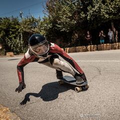 El hombre capaz de bajar a 130 km/h sobre una tabla