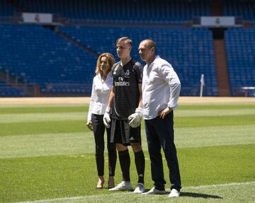 El joven portero ucraniano de 19 años ha sido presentado en el Santiago Bernabéu de la mano de Florentino Pérez y acompañado de su familia.