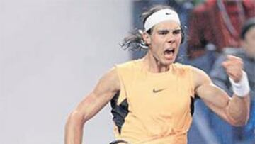 <b>¡VAMOS, RAFA!. </b>Nadal volvió a alzar su puño en señal de victoria y ahora se medirá a Davydenko.