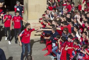 Celebración multitudinaria del Osasuna en las calles de Pamplona