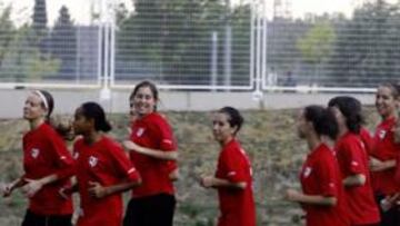 <b>ILUSIONADAS. </b>La plantilla de la temporada 2010-11, ayer en la nueva Ciudad Deportiva del Rayo.