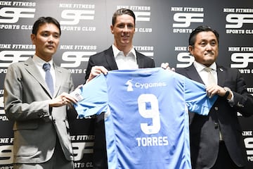 Fernando junto a Minoru Takehara, presidente del Sagan Tosu. 