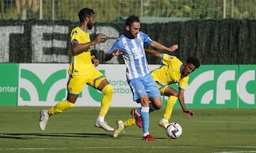 Adrián López controla un balón.